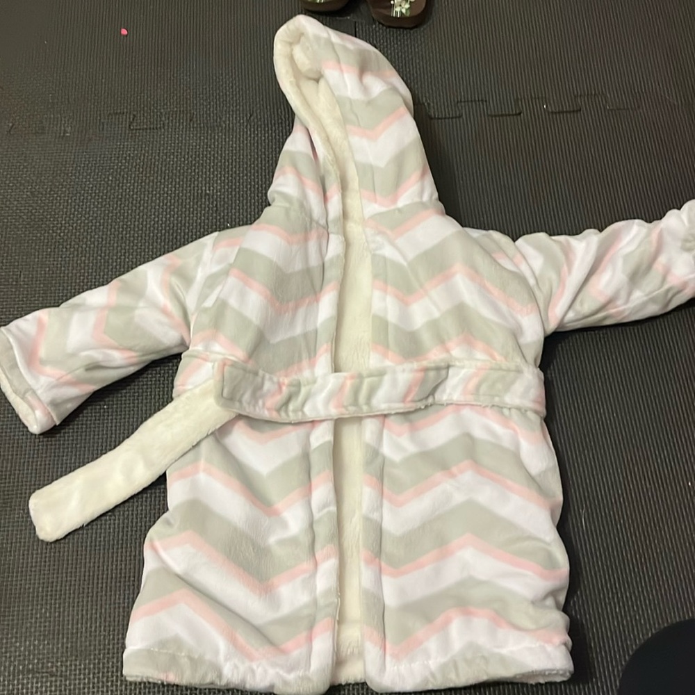 Blankets and beyond robe. Pink grey and white.